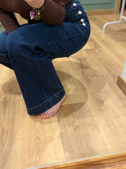 Jean taille haute à boutons latéraux