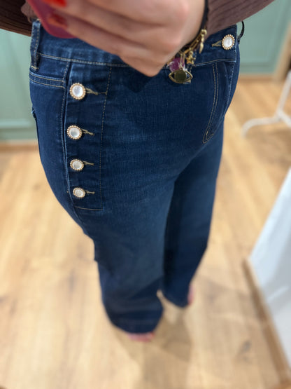 Jean taille haute à boutons latéraux