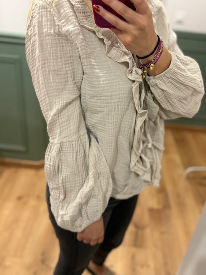 Blouse à volants et lien noué